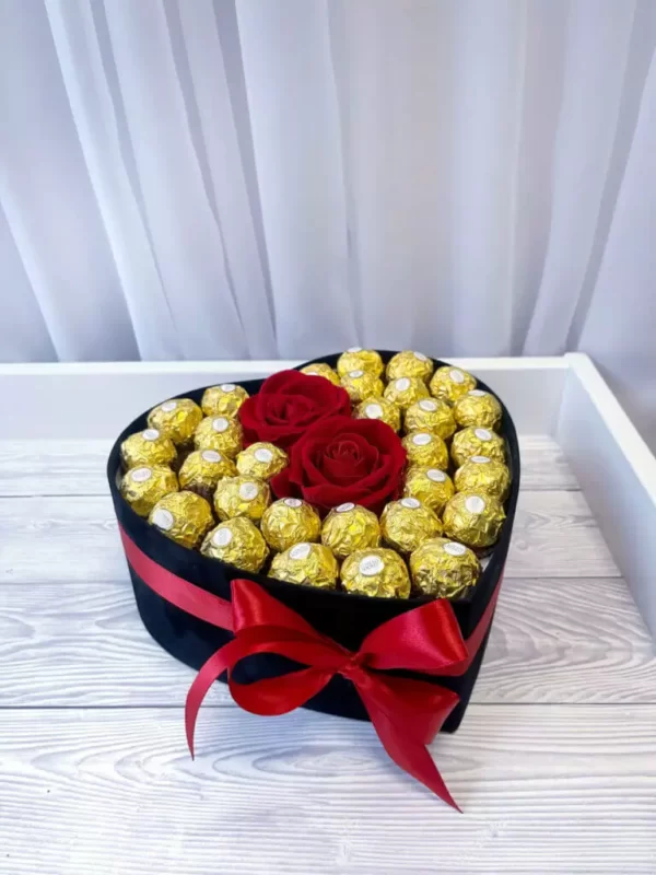 flower box z różami i pralinami ferrero rocher – L, główne zdjęcie produktu czyli pudełka w kształcie serca wykonanego z weluru oraz wypełnionego czekoladkami ferrero rocher oraz dwoma wiecznymi różami po środku